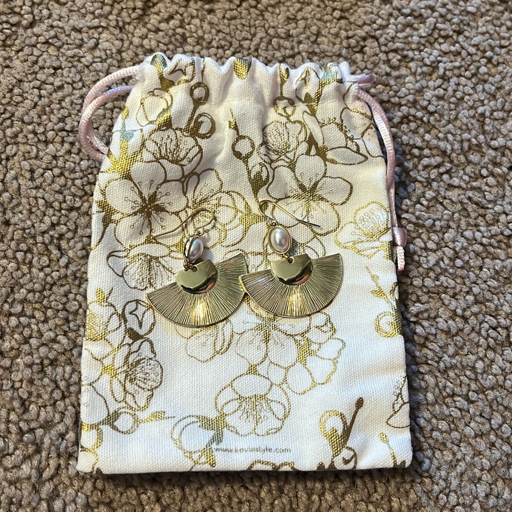 Kevia earrings that are in perfect condition colors gold and white